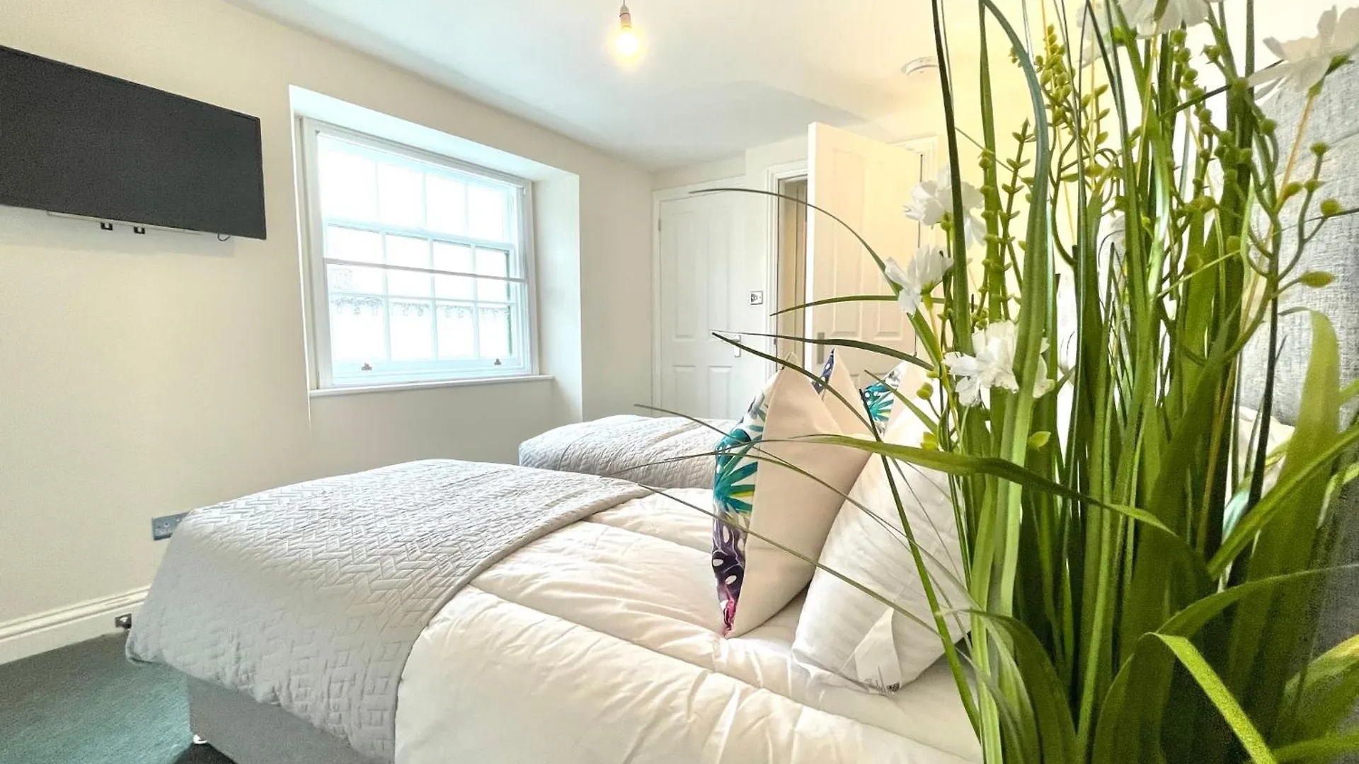2 Bedroom Apartments Stopoverz Bristol 0*,