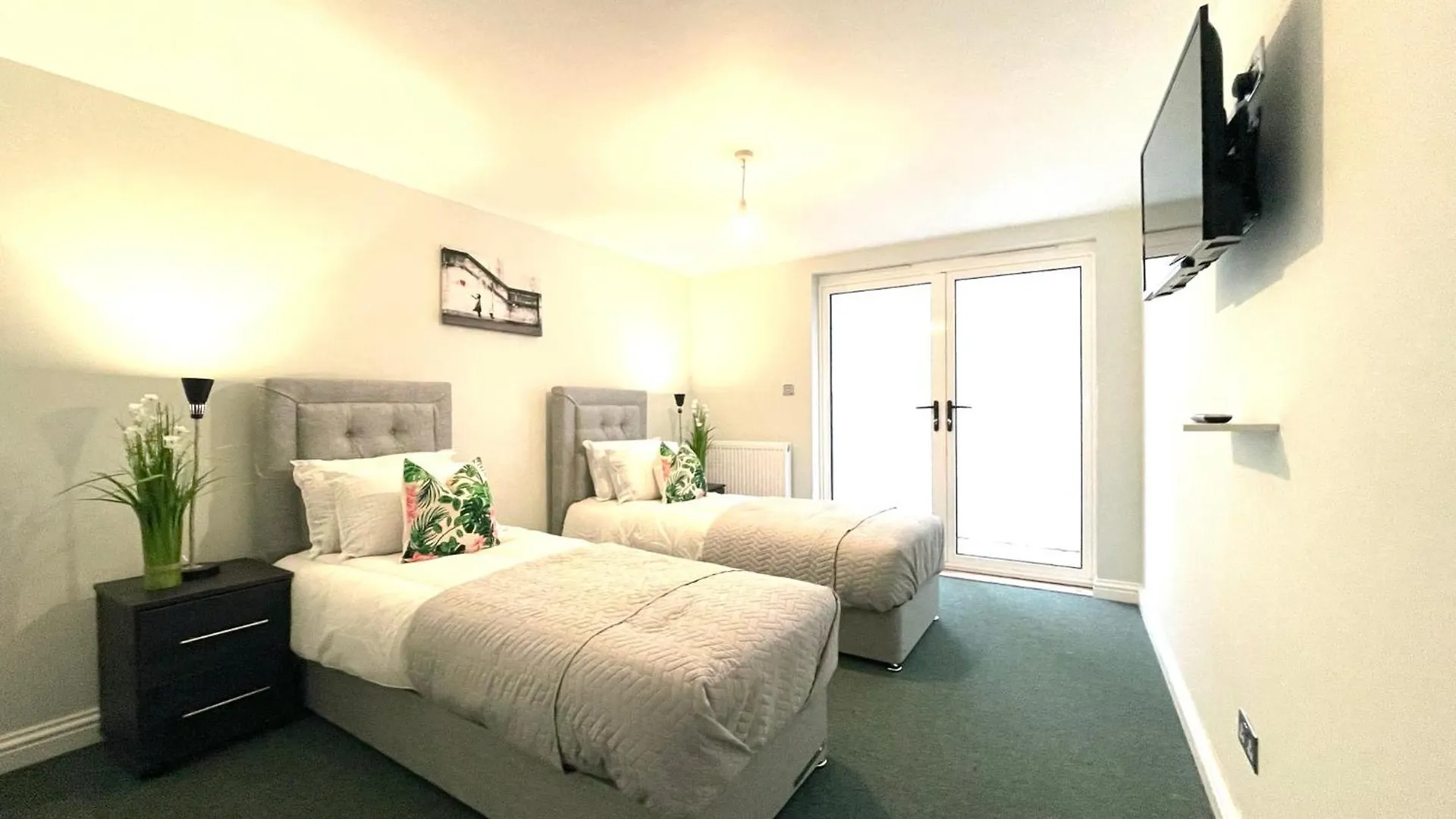 2 Bedroom Apartments Stopoverz Bristol 0*,