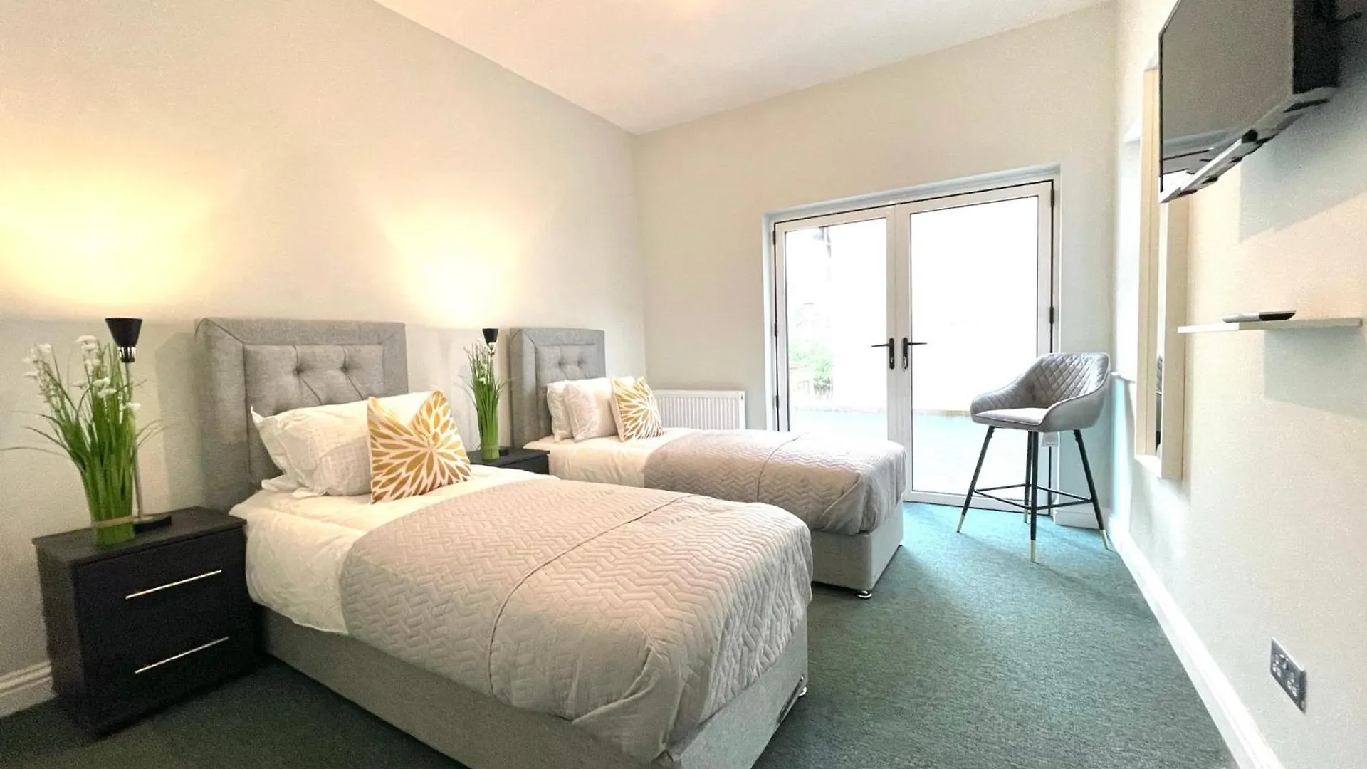 2 Bedroom Apartments Stopoverz Bristol United Kingdom
