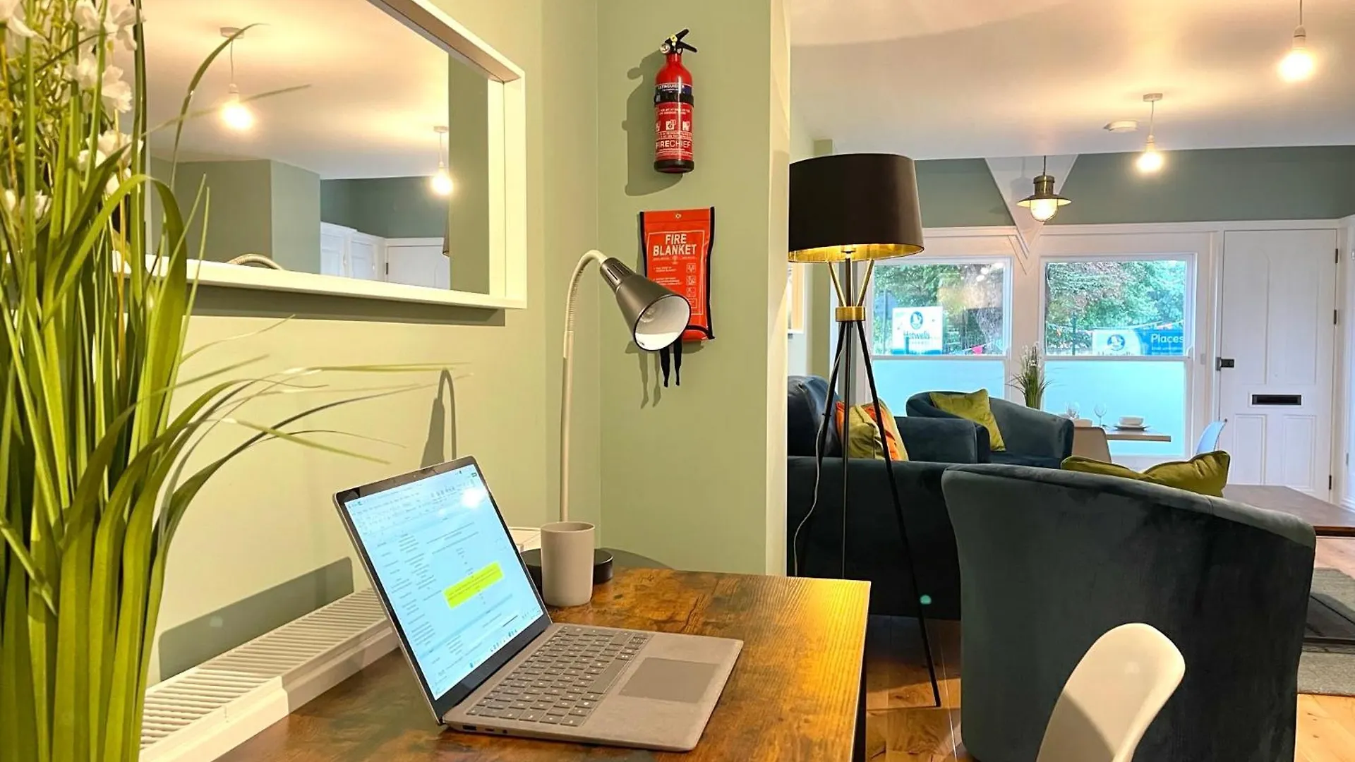 2 Bedroom Apartments Stopoverz Bristol 0*,